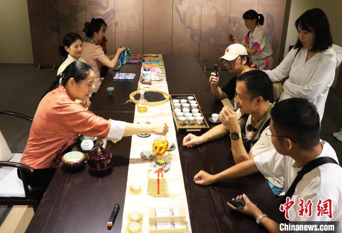 茶艺师在技术官员村文化小屋内以茶会友.中新社记者 钱晨菲 摄