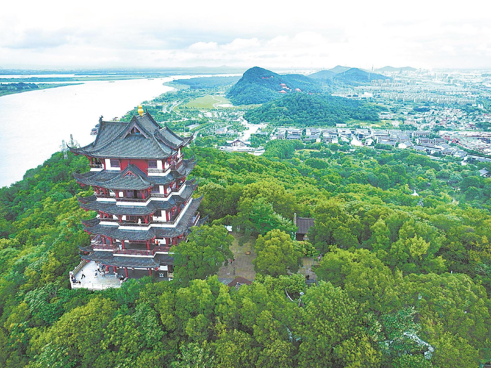 马鞍山市雨山区"长江三矶"之首的采石矶景区.本报通讯员 王玉实 摄