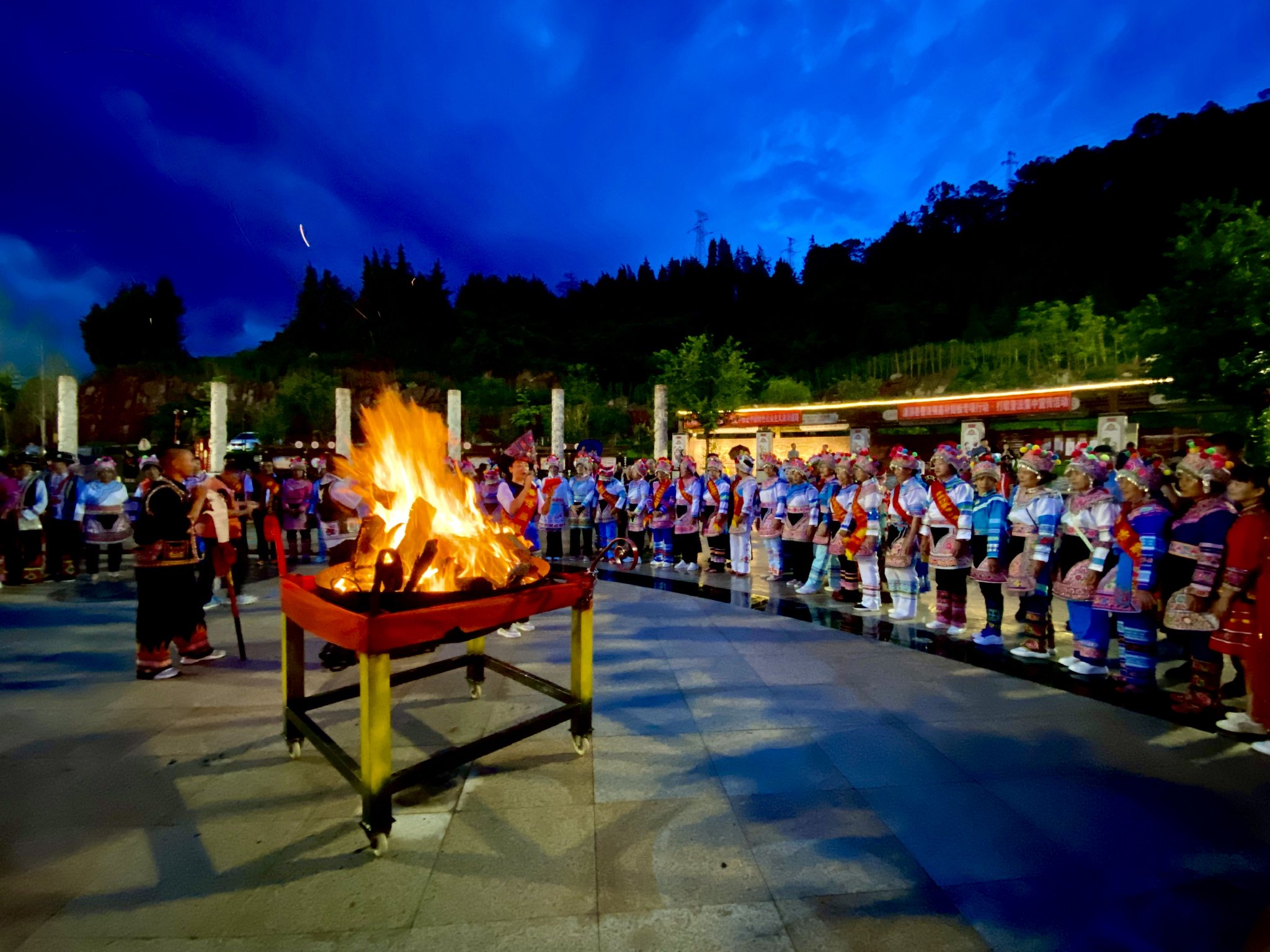 按照顿足而歌,踏足而舞的节奏,唱着彝族打歌调,一圈