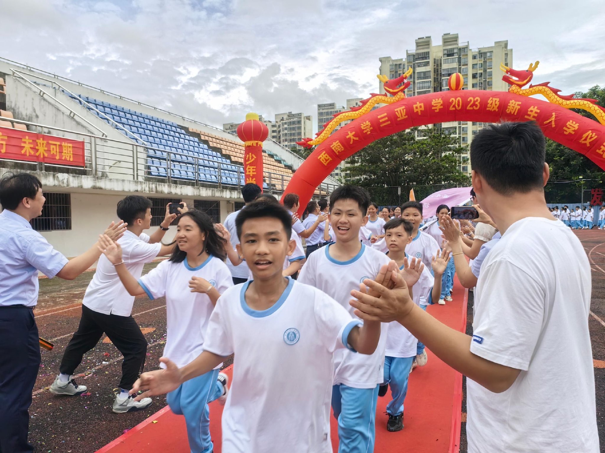 西南大学三亚中学举行新生入学仪式暨学生表彰大会|中学_新浪财经