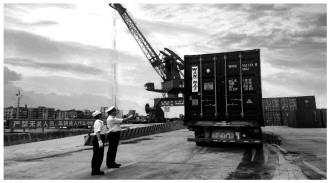 　　图为东莞海关关员在广东（石龙）铁路国际物流基地监管“组合港”货物。 王琼 摄