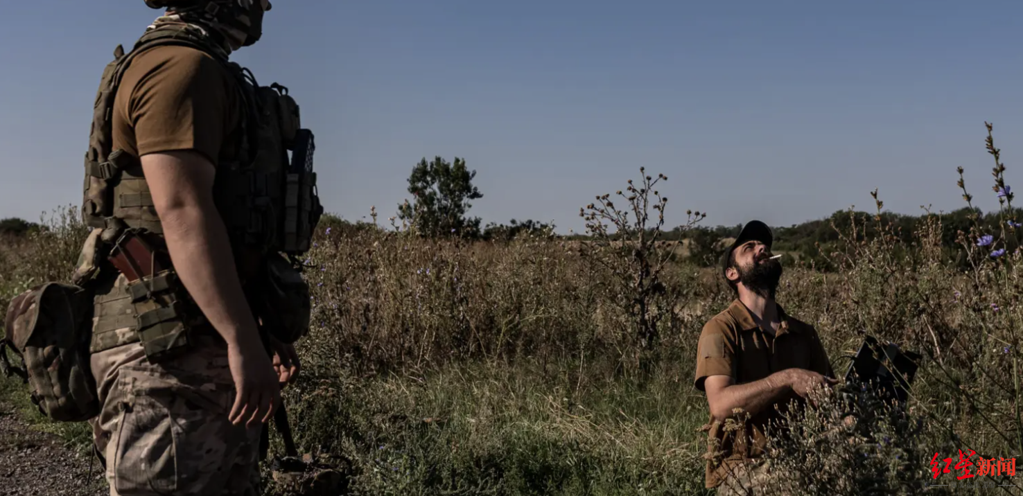 ▲两名乌克兰士兵正在操控无人机。资料图