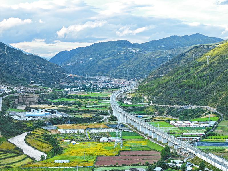 川青铁路成黄段年内将全线开通.南山摄