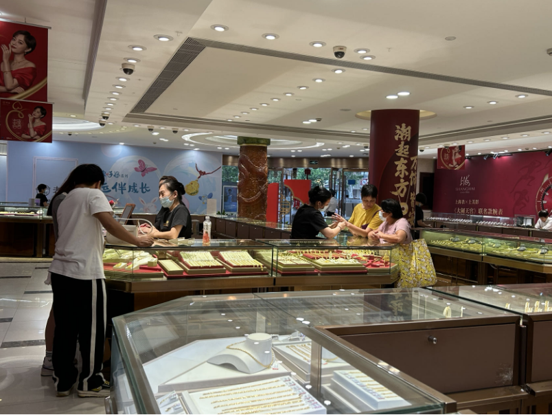 在老庙黄金柜台,一些消费者正在挑选,试戴黄金饰品