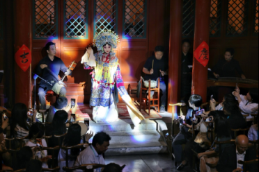 图为颜料会馆里的京剧《贵妃醉酒》表演。北京市东城区委供图