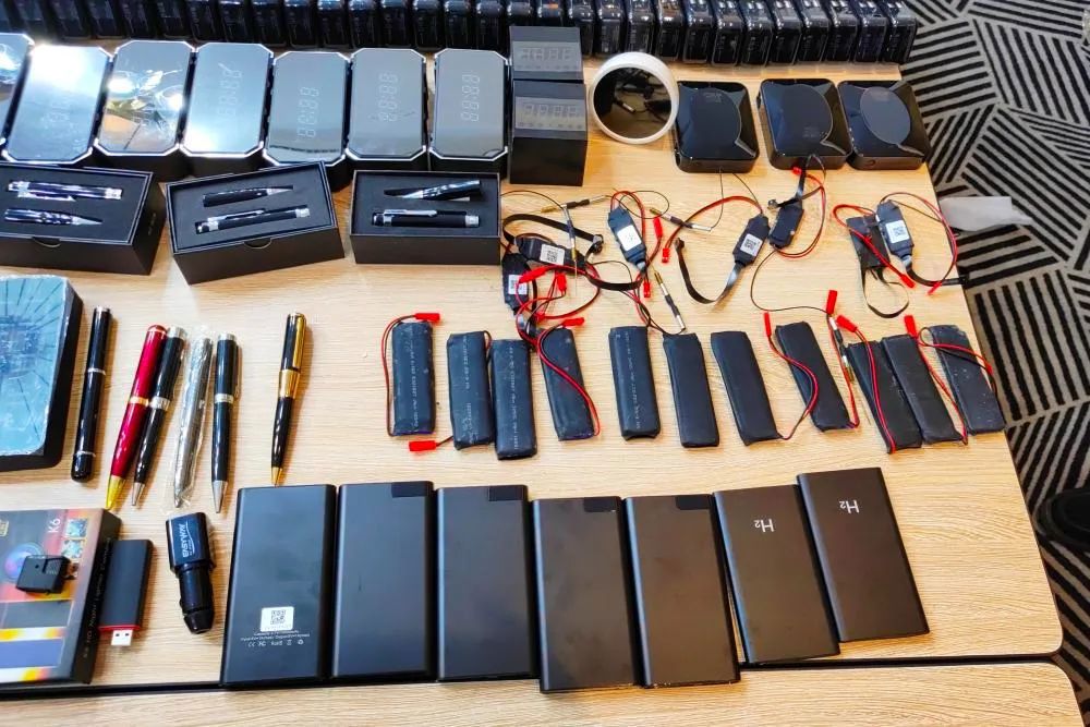 这是民警缴获的伪装成各类生活用品的窃听窃照器材.