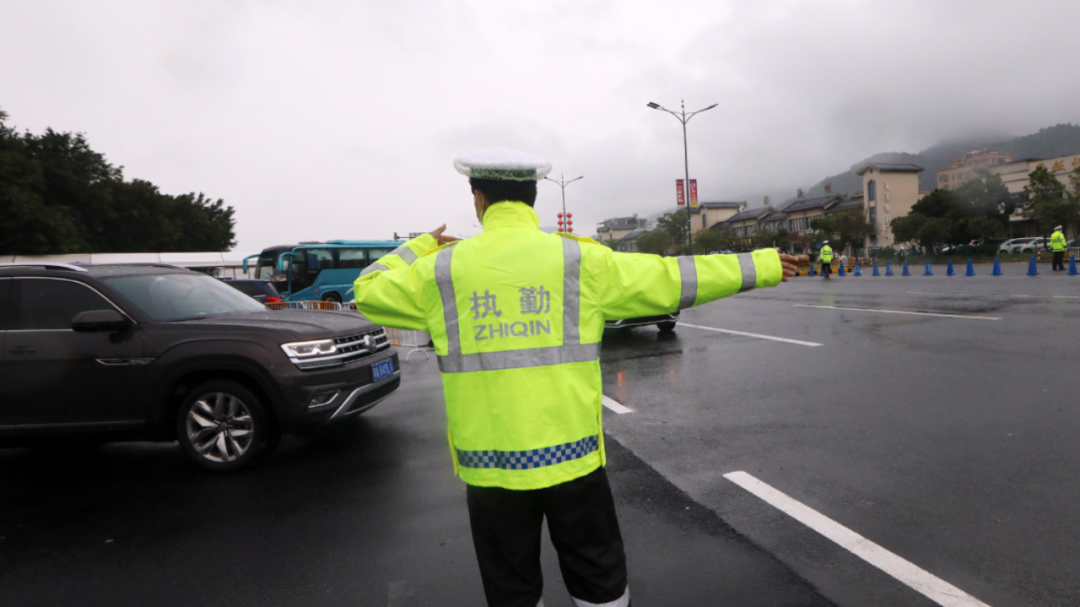 交警执勤人员在航展馆附近指挥交通(资料图片).张洲/摄