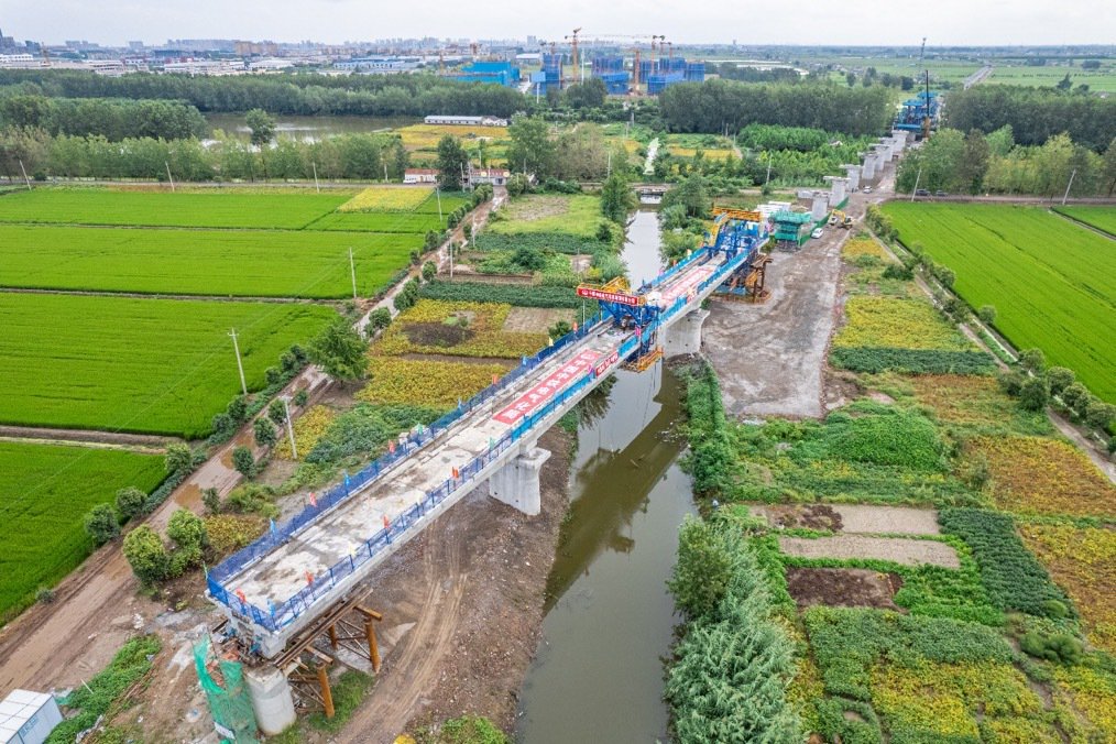 大丰港铁路支线工程首座连续梁顺利合龙