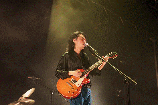 本场演出虽然20:30才开始,但许多观众为与谢天笑近距离互动,提前一