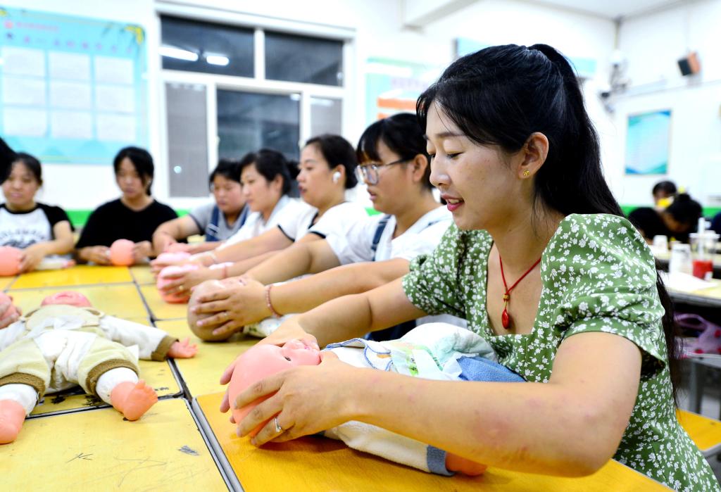 2023年8月22日,学员们在河北省邢台市新河县免费开设的育婴员培训喟 