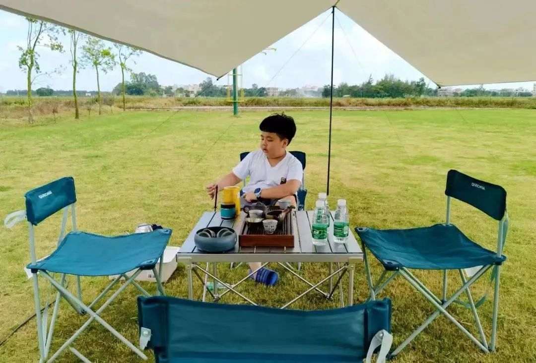 一片绿地,一顶帐篷,三五好友,聊天烧烤,打扑克,遛娃,现场设置了露营
