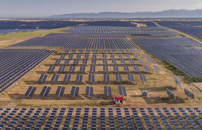 沙漠中密布着大量光伏板.(图片来源于网络)