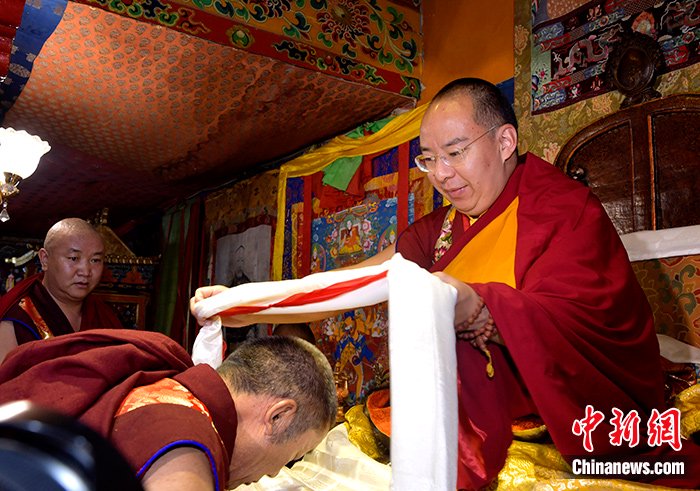 班禅接受扎什伦布寺管委会僧人成员,高僧朝拜,并为他们摸顶赐福