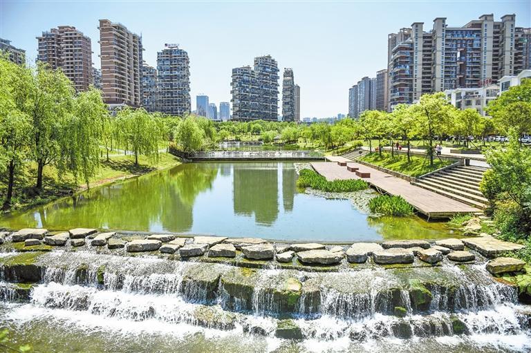 兴义市湿地公园景色. 刘朝富 摄