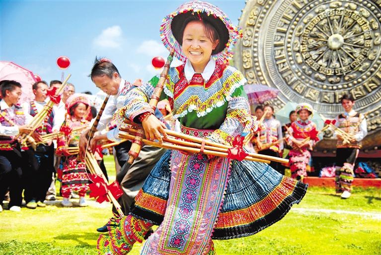 2023年望谟县"三月三"节日上,群众共跳糠包舞. 唐波 摄