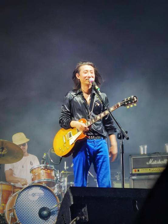 本场演出虽然20:30才开始,但许多观众为与谢天笑近距离互动,提前一