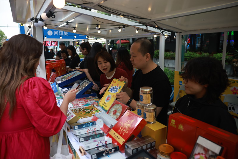 大学路开启主题市集,众多上海老字号和本土知名品牌亮相_新浪财经