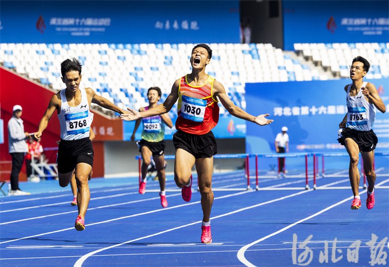 9月15日,参赛选手在男子400米跨栏比赛中.