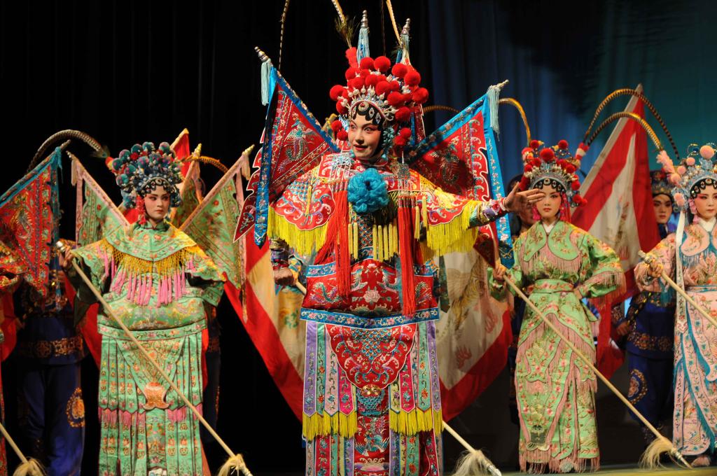 图为2009年5月19日,陈美兰(前)登台表演婺剧《穆桂英挂帅》.