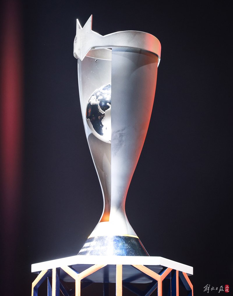 2023年fifa电竞洲际杯冠军奖杯.