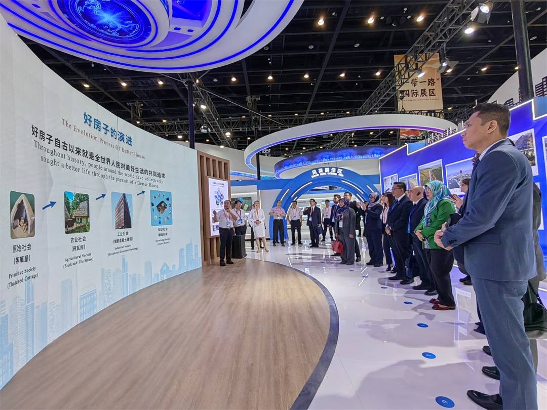 嘉宾在成果展展区内参观.