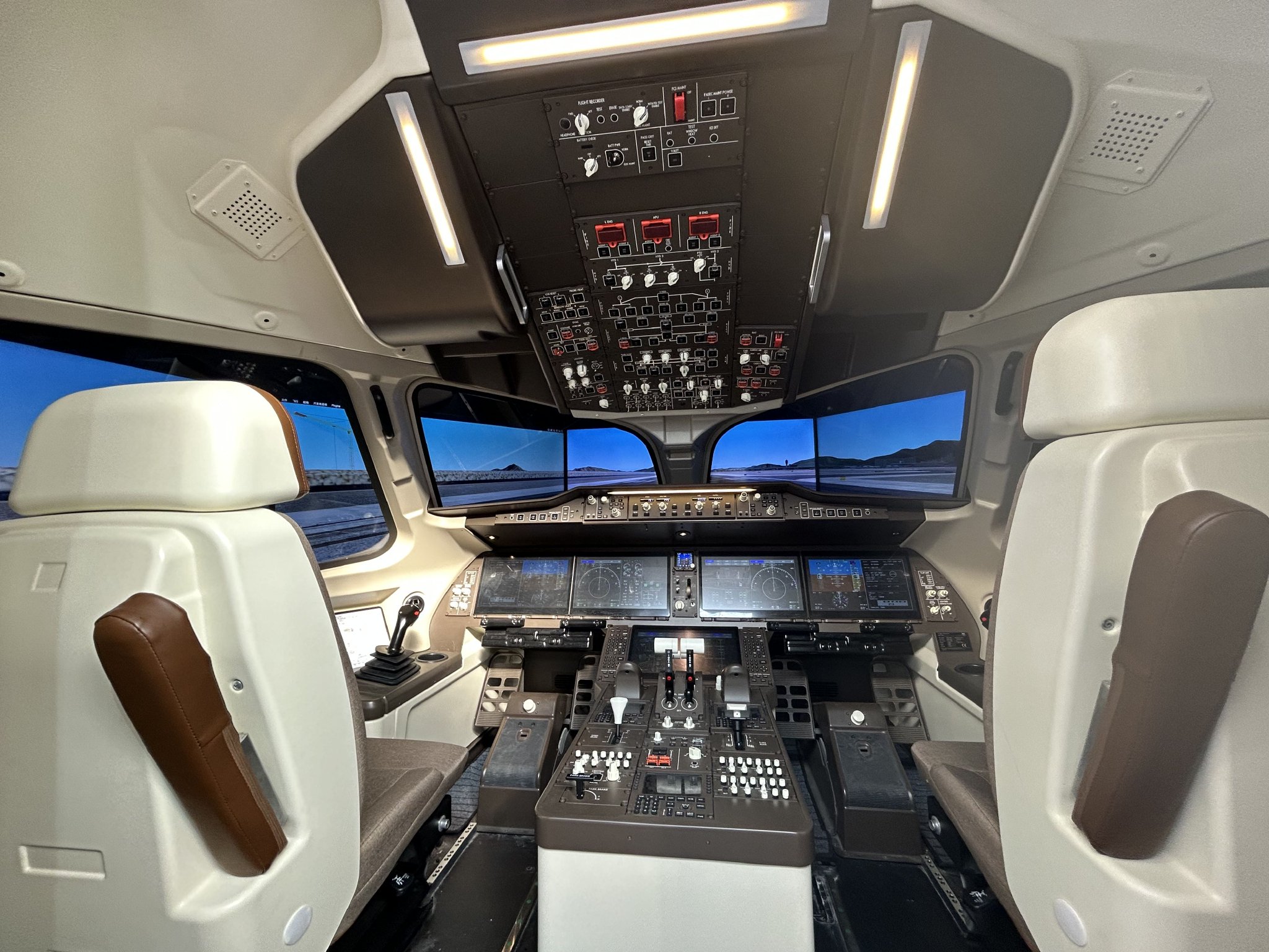 c919飞机驾驶舱(高雅丽/摄)