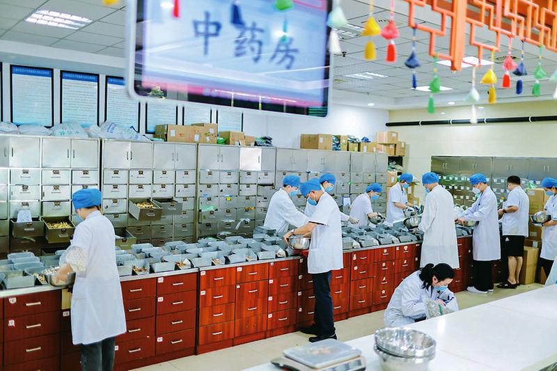 中药房里的医生在忙碌抓药.(受访者供图)