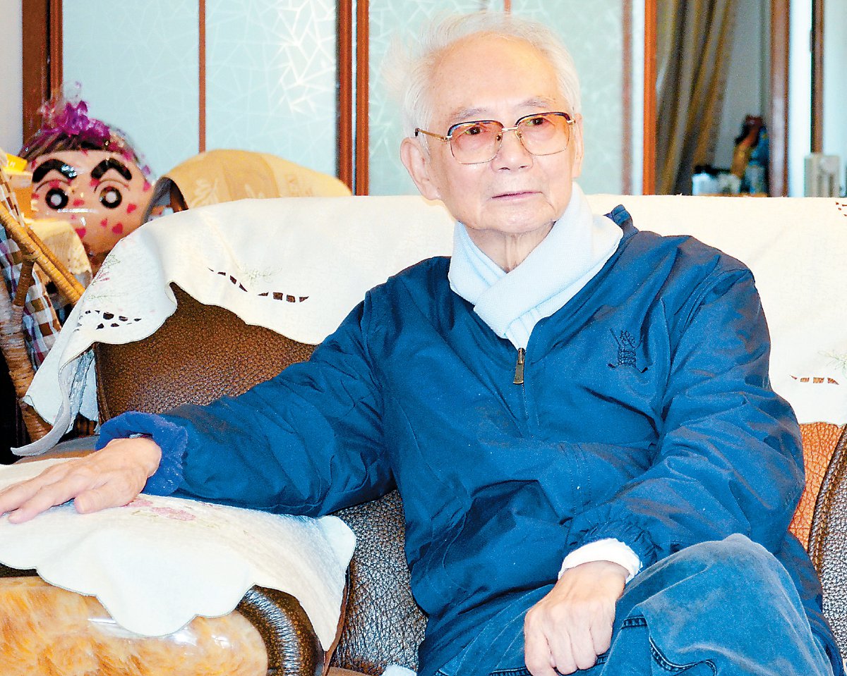 2019年,沈鹏先生在寓所 林阳 摄