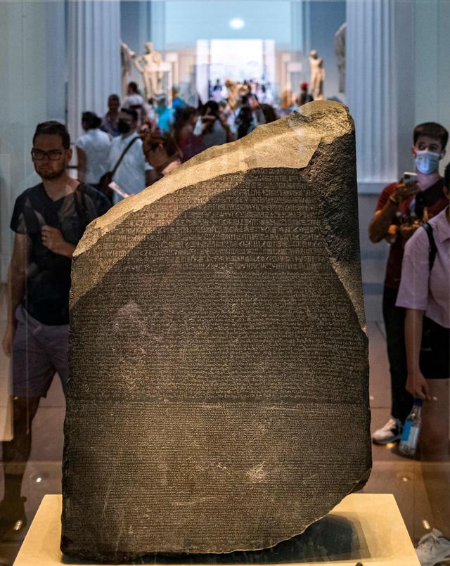 大英博物馆收藏的埃及文物罗塞塔石碑.图/视觉中国