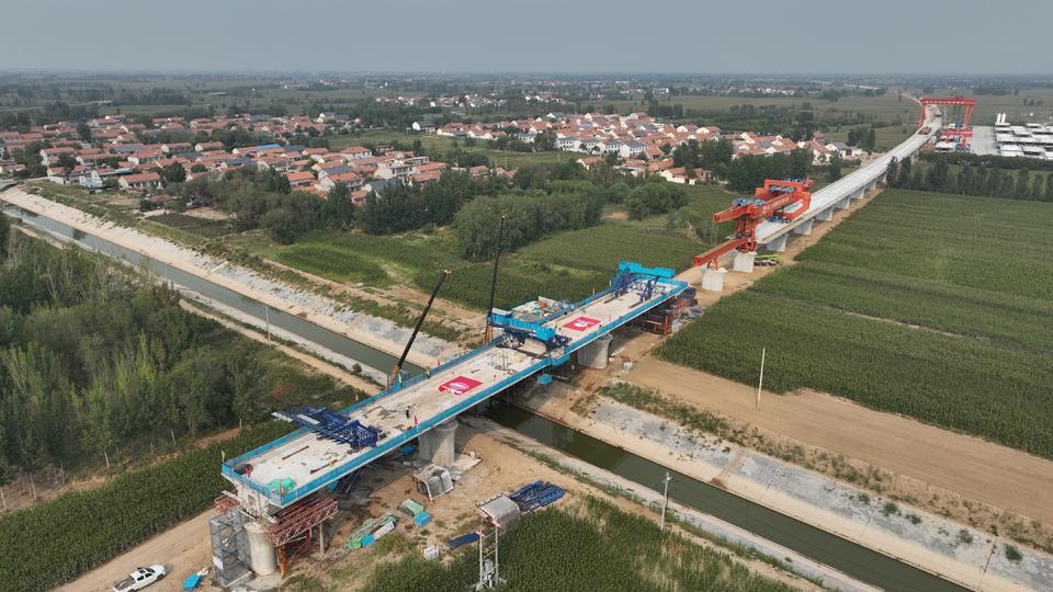 济滨高铁全线首座连续梁顺利合龙|高铁_新浪财经_新浪网