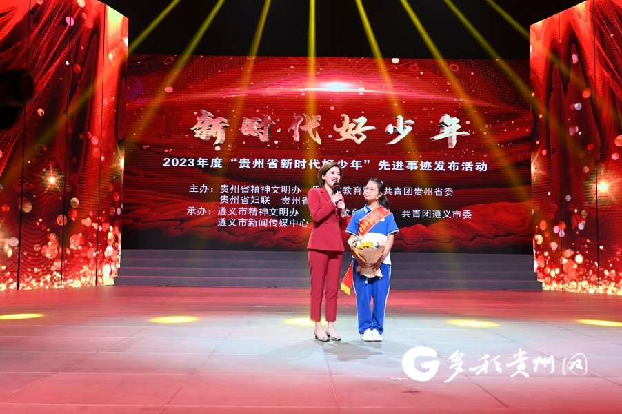 王婷婷在发布仪式现场与主持人交流