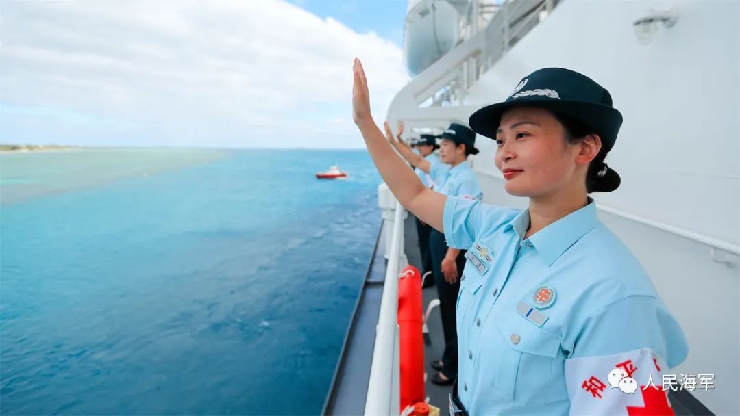 8月4日,和平方舟号医院船结束访问汤加,官兵向欢送人群挥手告别 徐巍