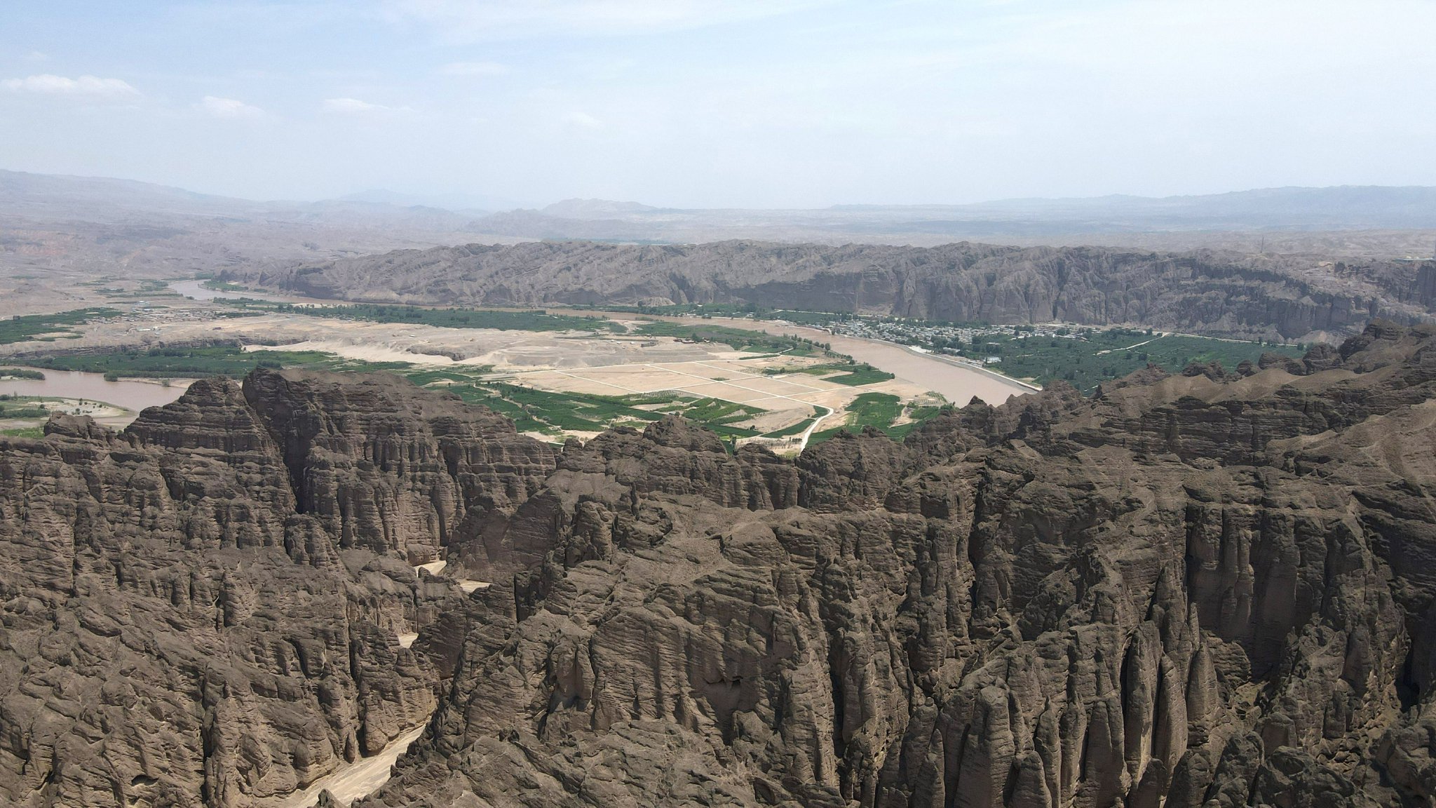 这是黄河岸边的甘肃省白银市景泰县中泉镇龙湾村和黄河石林景观.