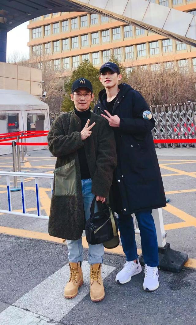 李成龙艺考后,和颜业岸的合影,开学后,他把这张合影带到了学校.