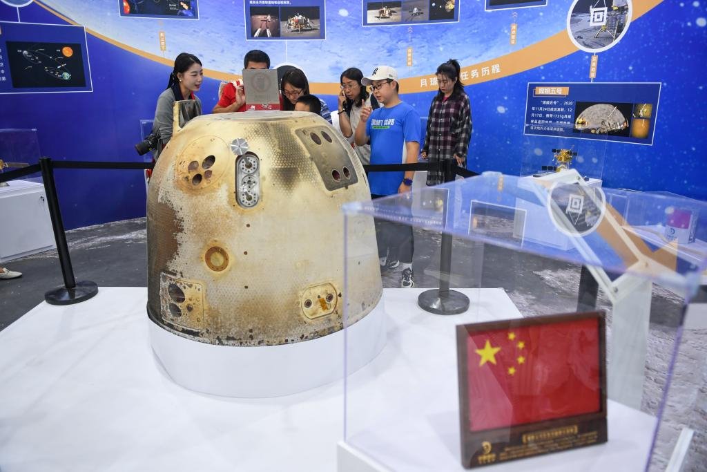 9月17日，在全国科普日北京主场活动展区，参观者参观展出的嫦娥五号再入返回飞行试验任务返回器。新华社记者鞠焕宗 摄