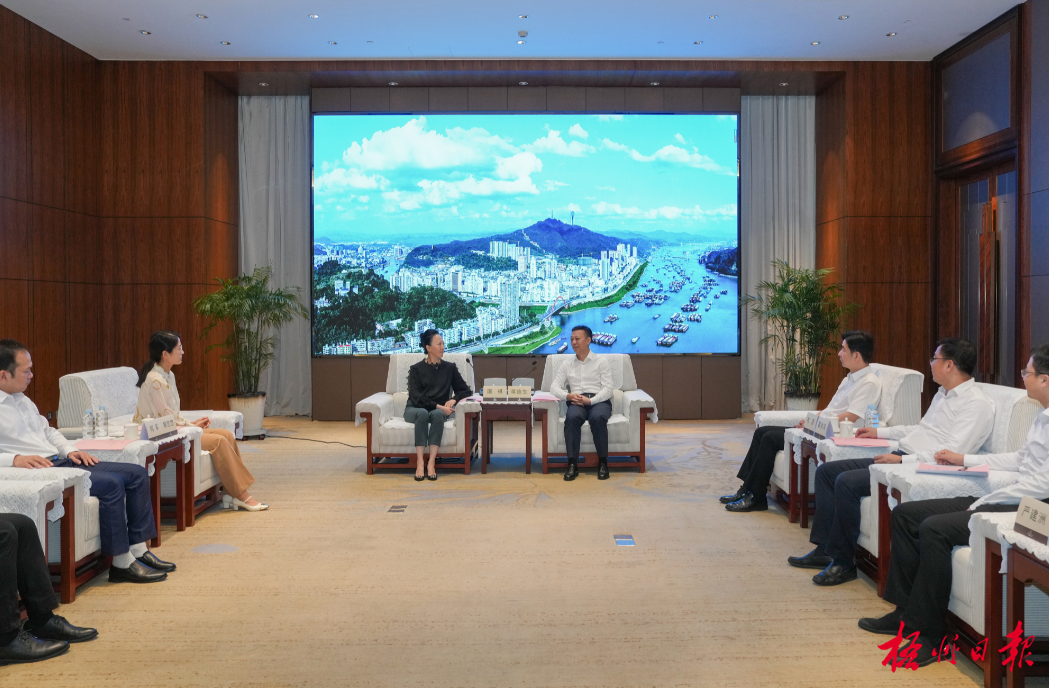 9月17日,市委书记蒋连生在南宁会见世界家具联合会秘书长,中国家具