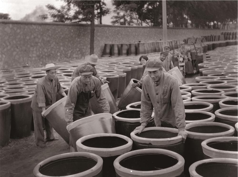 20世纪60年代初期摄于唐山西缸窑粗瓷厂,工人和干部正在把生产的大缸