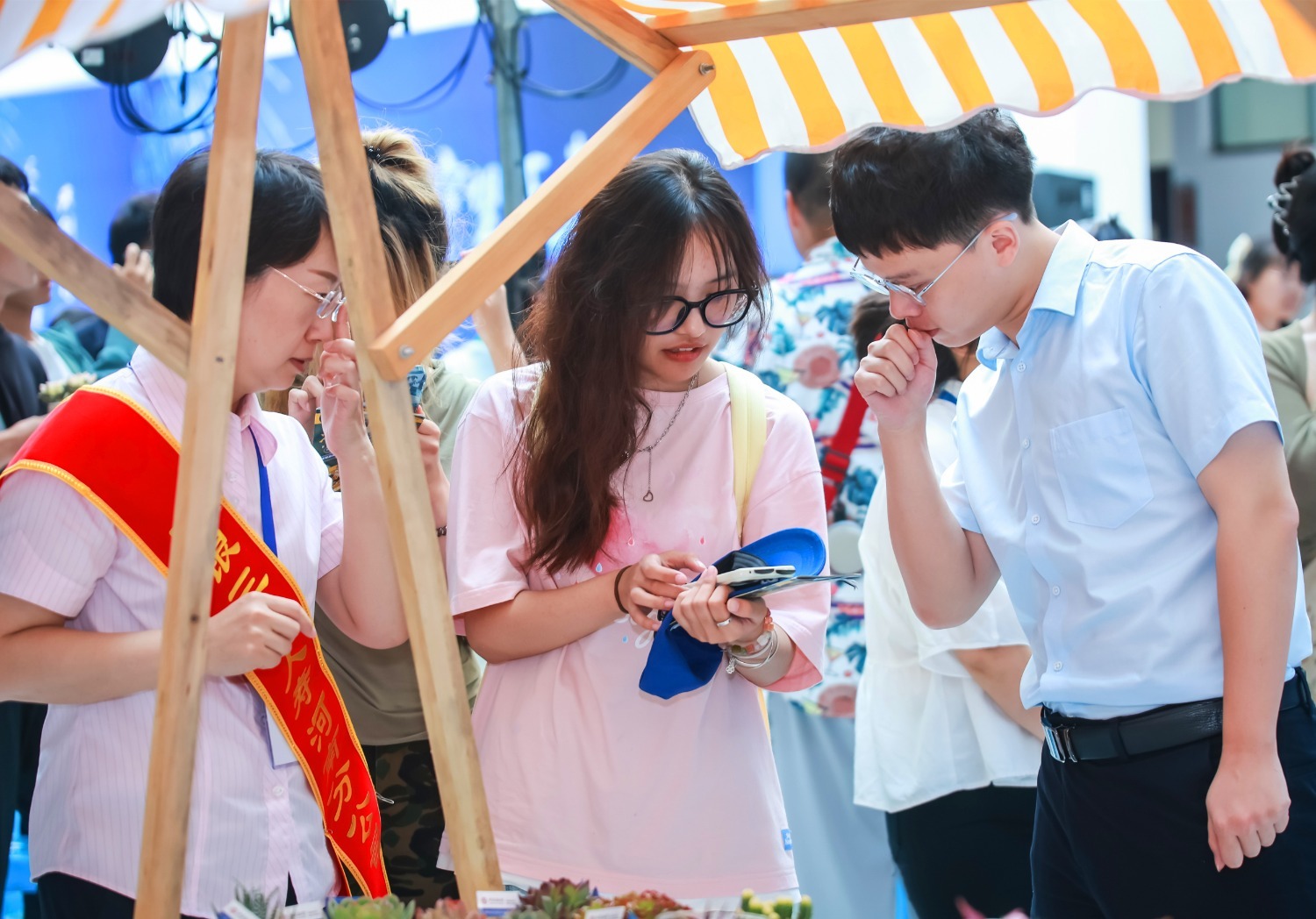 中国银行河南省分行工作人员现场宣传金融知识活动期间,中国银行河南