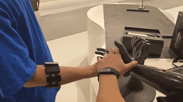 佩戴者手部活动受限，模拟部分残障人士无法控制手臂的情况