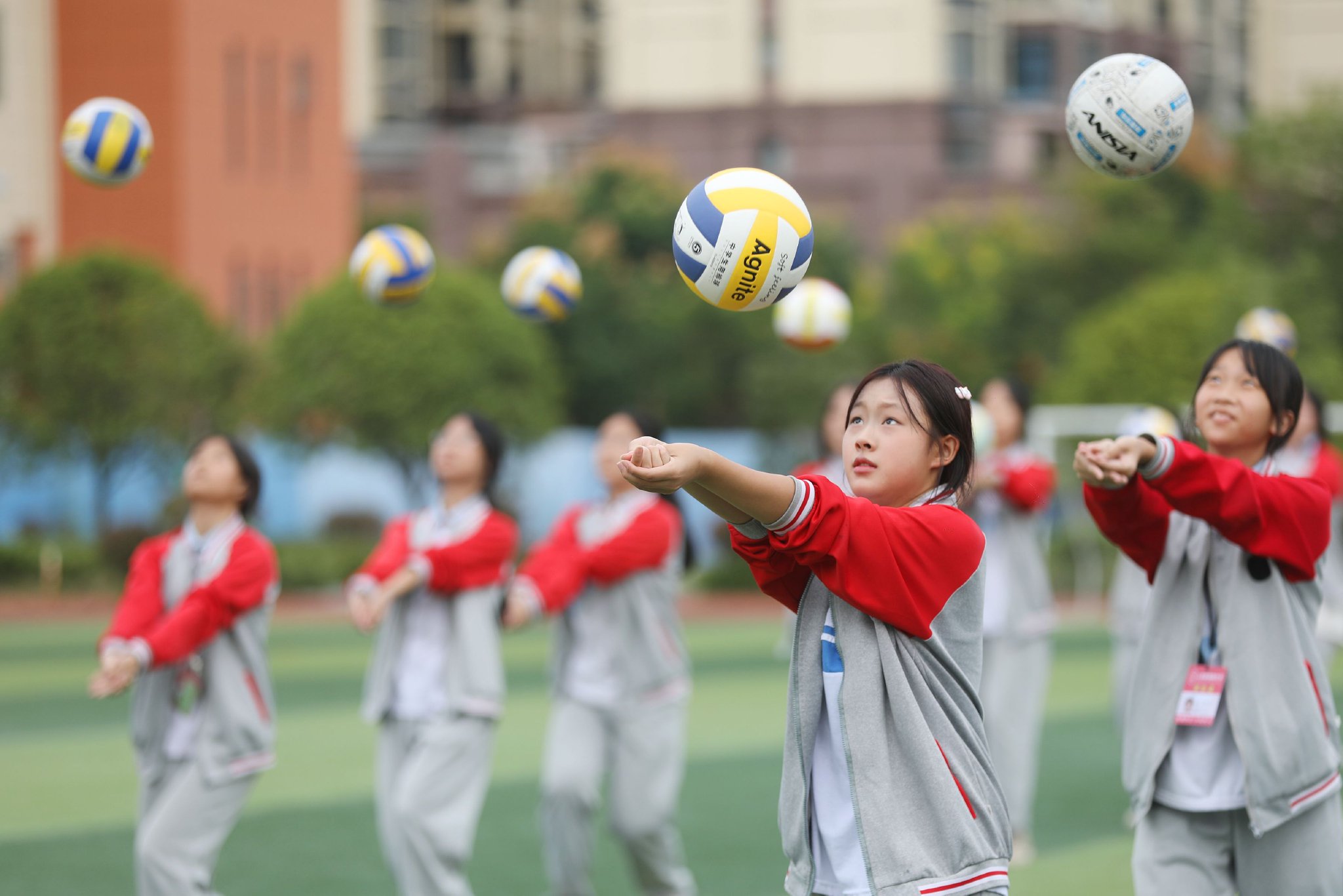 陈旗海 摄近年来,江西省上高县锦阳中学积极开展"阳光大课间"系列活动