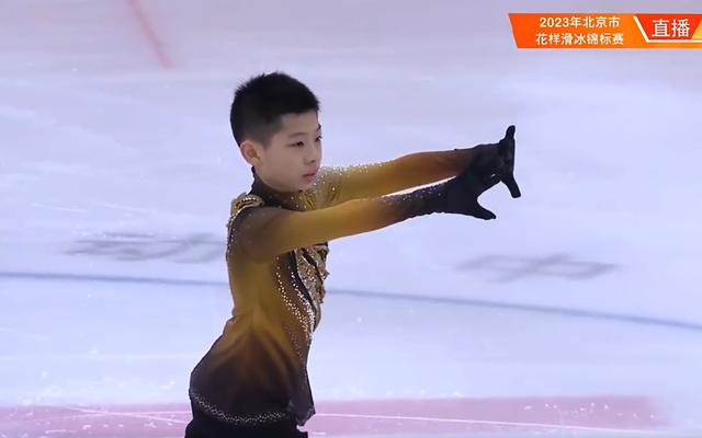 12岁的张瑞洋获得男子单人滑少年甲组冠军. 直播截图