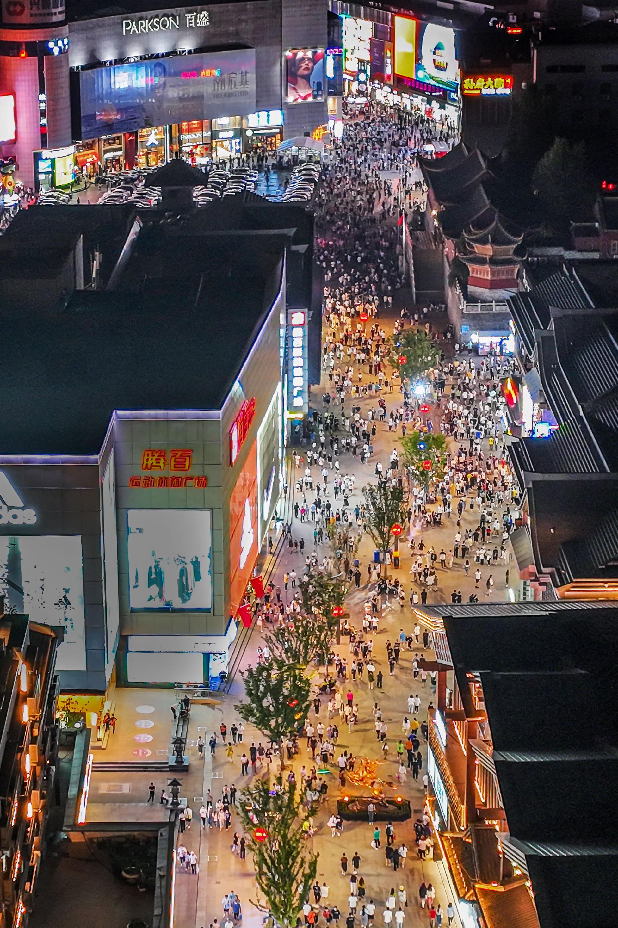 创新的业态,更丰富的体验,更多元的消费场景,让该街区成为城市烟火气