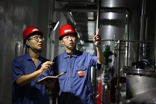 在山东省乐陵市一家制糖生产企业的中试车间，工作人员查看产品试生产情况。初宝瑞/人民视觉 
