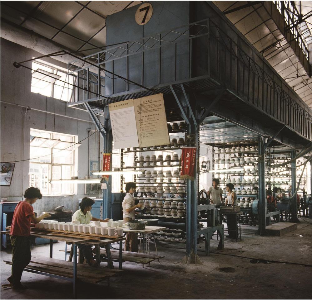 右图:20世纪60年代摄于唐山陶瓷公司第一瓷厂,成型车间工人在成型车间