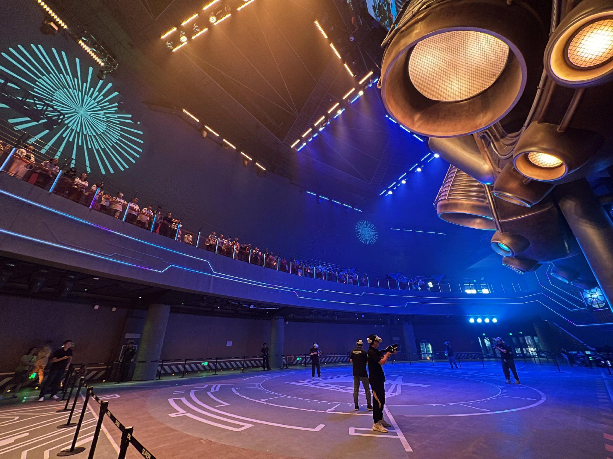 服贸会soreal元宇宙乐园内,游戏玩家向观众展示vr竞技