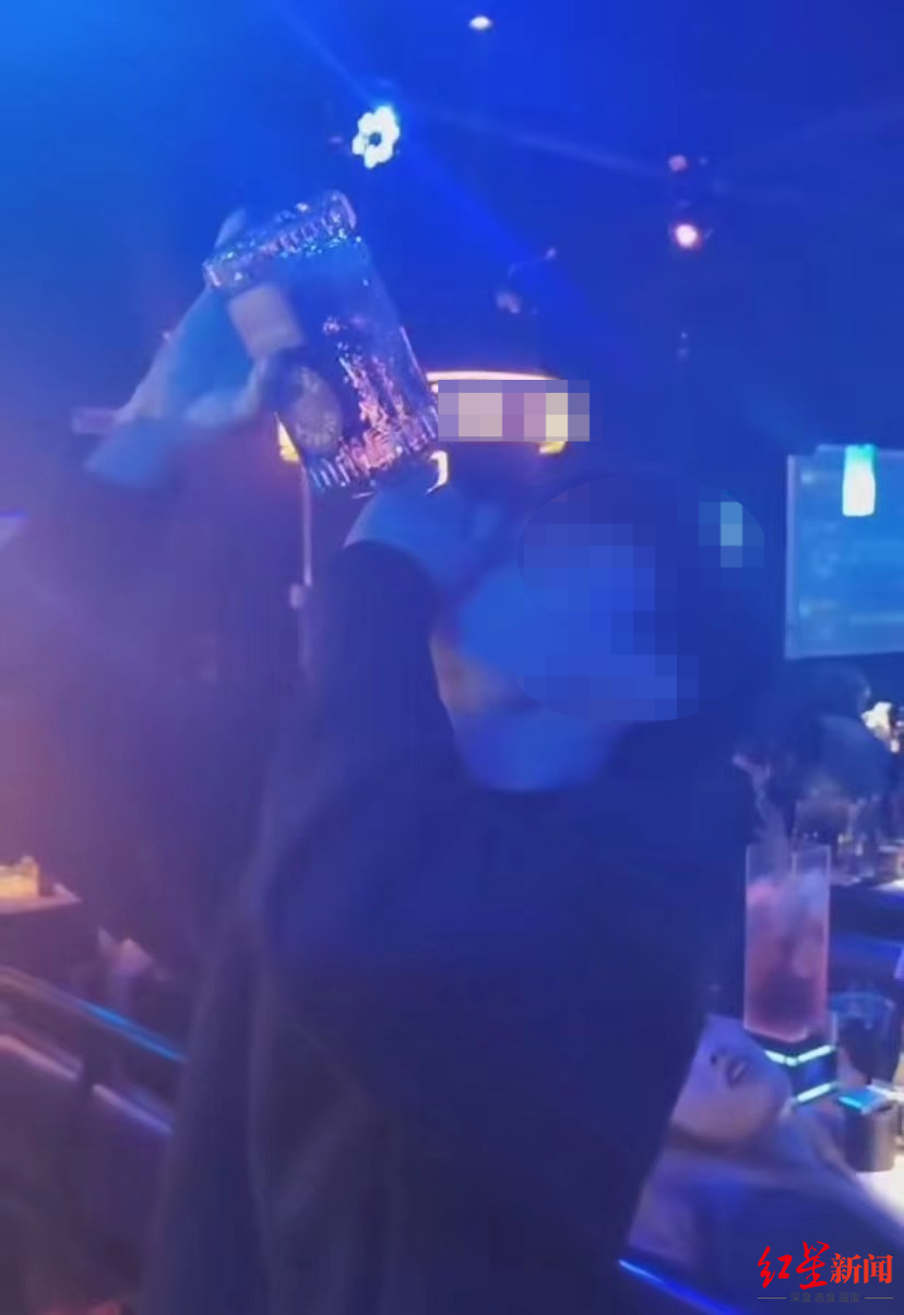 ▲网传视频中，年轻人将一瓶酒一饮而尽