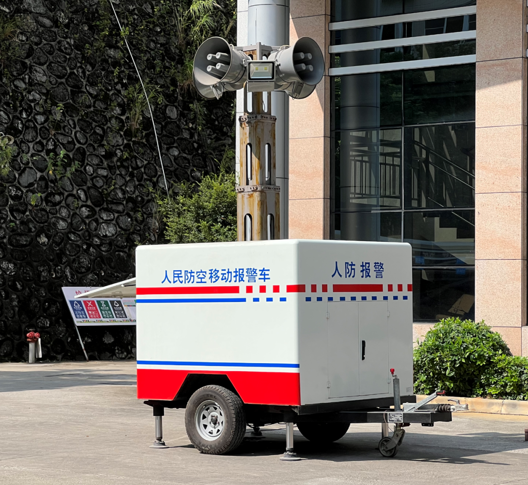 机动防空警报车鸣响警报.