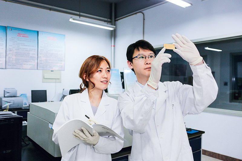 国家纳米科学中心科研人员观察合成出的薄膜样品的致密程度 国家纳米