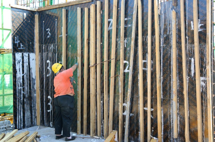 31号楼的西单元施工到达3层,正在进行3层墙柱模板支模,31号楼的东单元