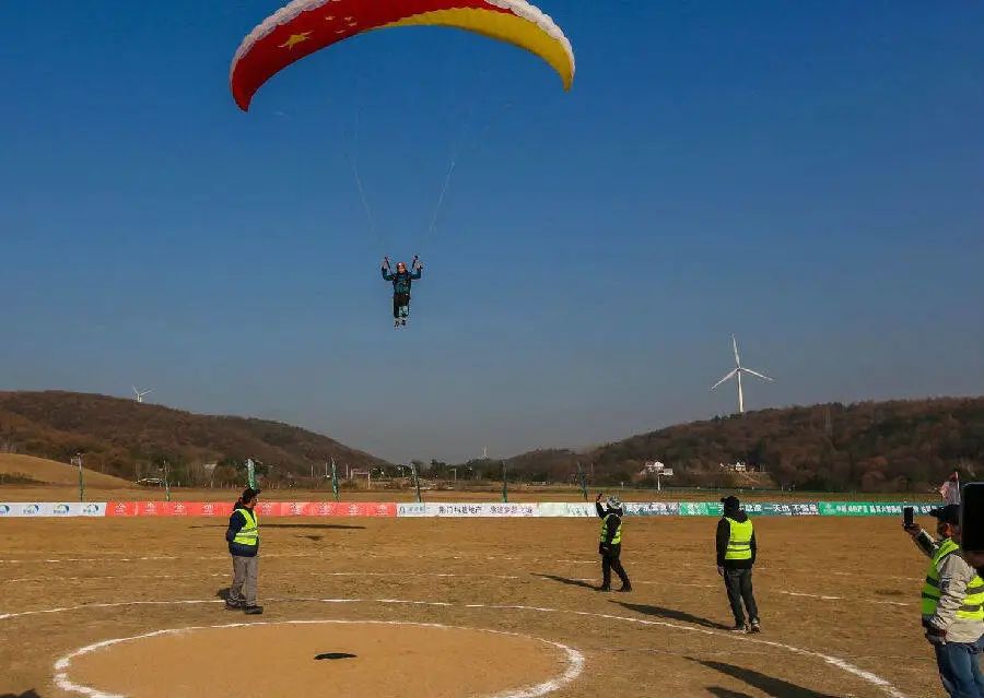 图为选手降落精彩瞬间(赵哲彤 摄)